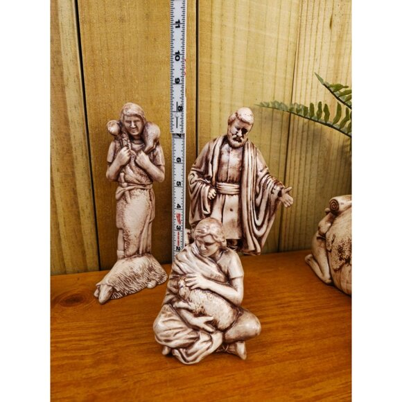 Hand-Painted Ceramic Nativity Scene Set With 12 Figurines Including Holy Family - Picture 7 of 16